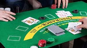 Antarmuka aplikasi mobile joki win menampilkan meja live-dealer blackjack dan opsi pembayaran DANA OVO GoPay